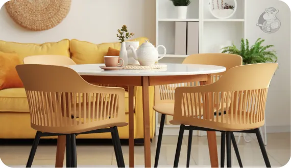 biały stół i musztardowe krzesła